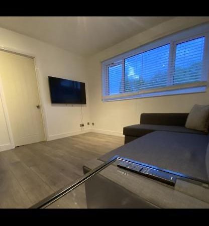 Modern 2 Bed Apartment & Free Parking Кэнтербари Экстерьер фото