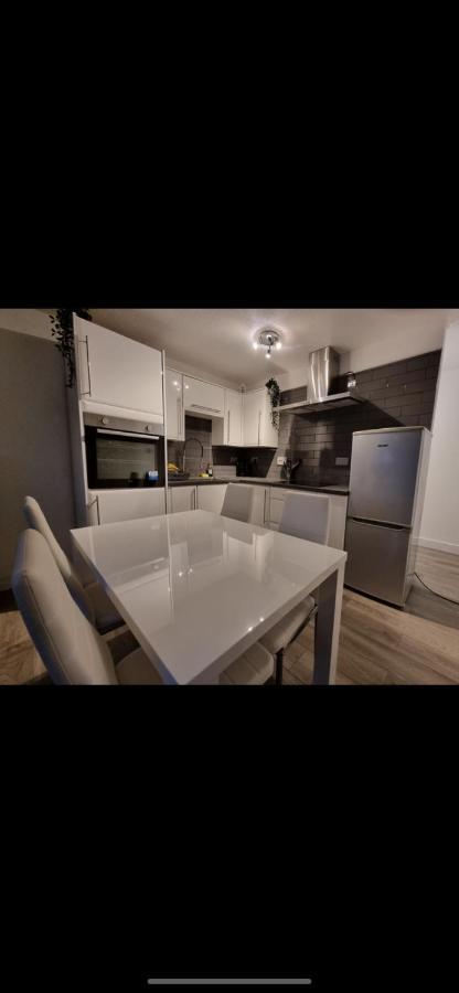 Modern 2 Bed Apartment & Free Parking Кэнтербари Экстерьер фото