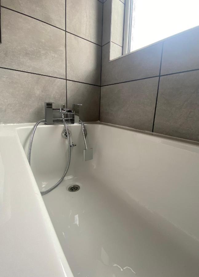 Modern 2 Bed Apartment & Free Parking Кэнтербари Экстерьер фото
