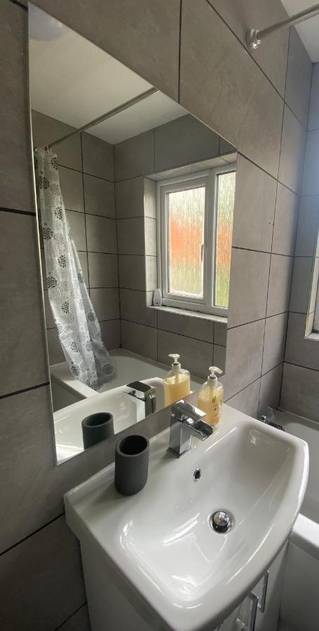 Modern 2 Bed Apartment & Free Parking Кэнтербари Экстерьер фото
